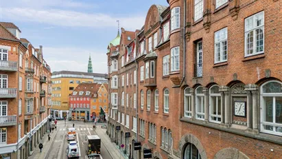 Fleksibelt kontorlejemål med herskabelig charme og top beliggenhed tæt på Kongens Nytorv