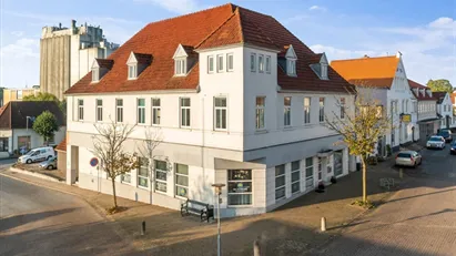 Centralt beliggende i Augustenborg by, Firma Domicil ejendom ,med en meget synlig beliggenhed