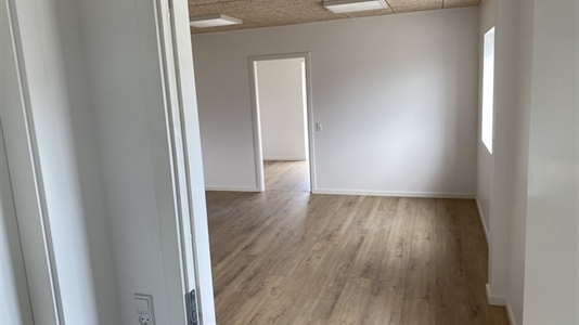 345 m2 lager i Hasselager til leje