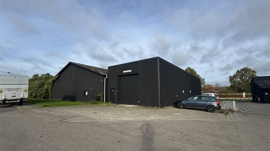 275 - 870 m2 lager, produktion, showroom i Hørsholm til leje